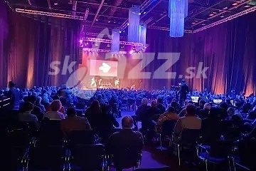 Preplnená sála © Patrick Španko