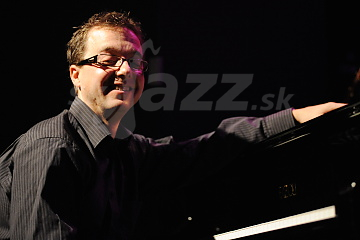 Nenápadné Abrahámoviny nenápadného klaviristu !!!